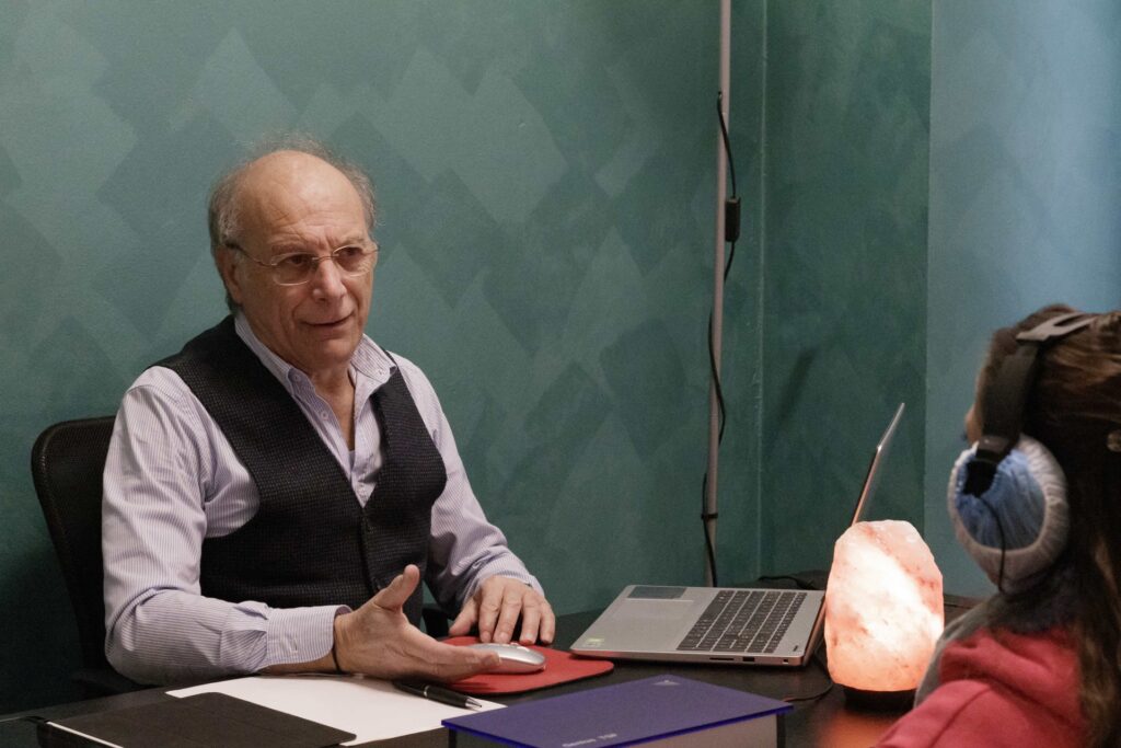 Mario Rotella durante un colloquio in studio